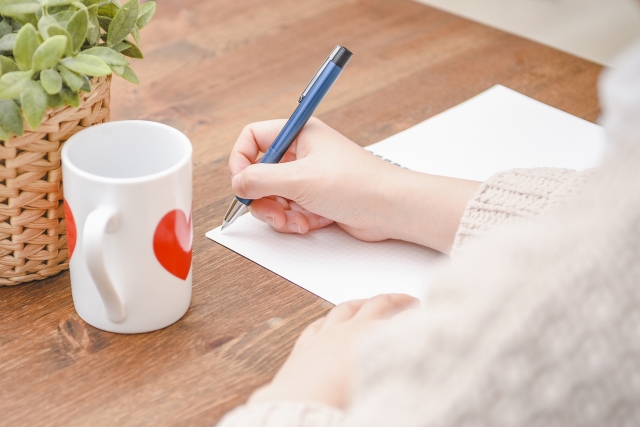 自己認識を高めるために内省を行う人物のイメージ