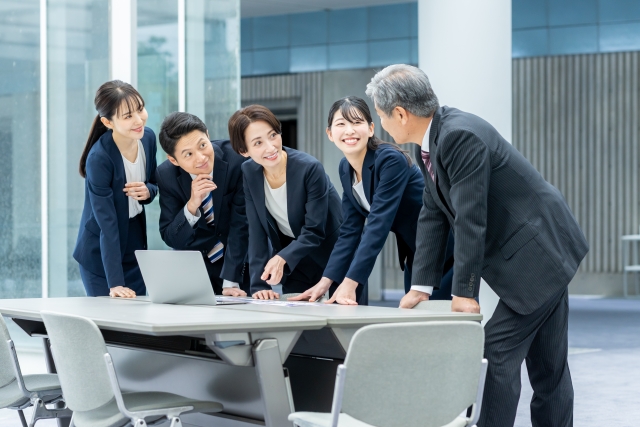 ビジネスシーンで円滑なコミュニケーションをとる人々